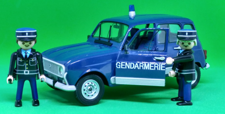 3022_2_mamatieneunplan-exposicionplaymobil-mayo68-gendarmerie.jpg