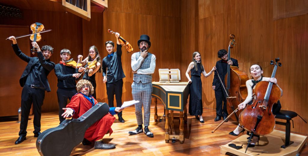 Clásicos Divertidos: música clásica para disfrutar en familia 1 Orquesta y clowns en el concierto Clásicos Divertidos: Las cuatro clown Estaciones de Vivaldi.