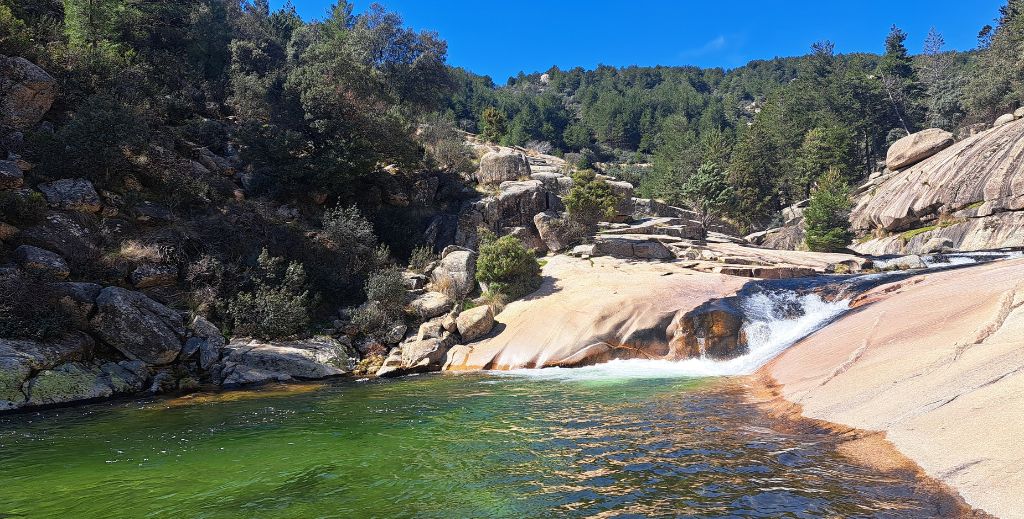 Charca Verde de La Pedriza, zona de baño NO autorizada desde 2016. Imagen: A.P. Mamá tiene un Plan.
