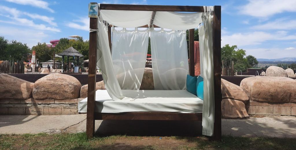 Cómo disfrutar Aquopolis Madrid con niños: novedades verano 2026 4 Camas Balinesas en el parque acuático Aquopolis de Villanueva de la Cañada en Madrid.