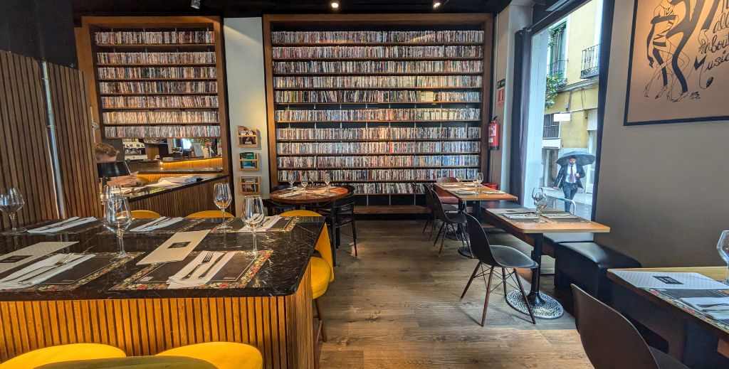 Diurno conserva su esencia del videoclub que fue en su decoración - Mamá tiene un Plan.