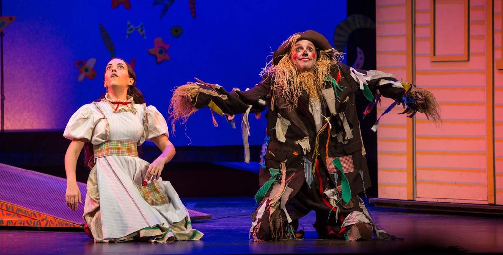 El musical El Mago de Oz, y su camino de baldosas amarillas, llega al Teatro Sanpol 1 Imagen de escena de El Mago de Oz, el musical de la compañía La Bicicleta en el Teatro Sanpol de Madrid.