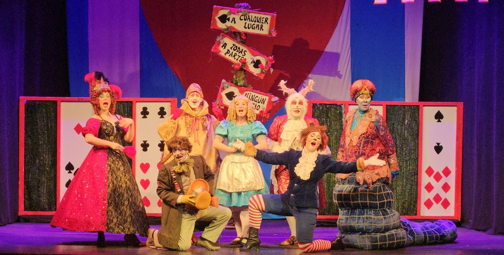 Imagen de escena de Alicia en el País de las Maravillas, el musical de la compañía La Maquineta.