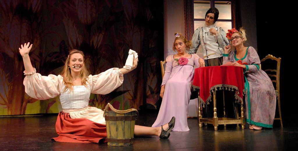 Imagen de escena de La Cenicienta, un musical de la compañía La Bicicleta en el Teatro Sanpol.
