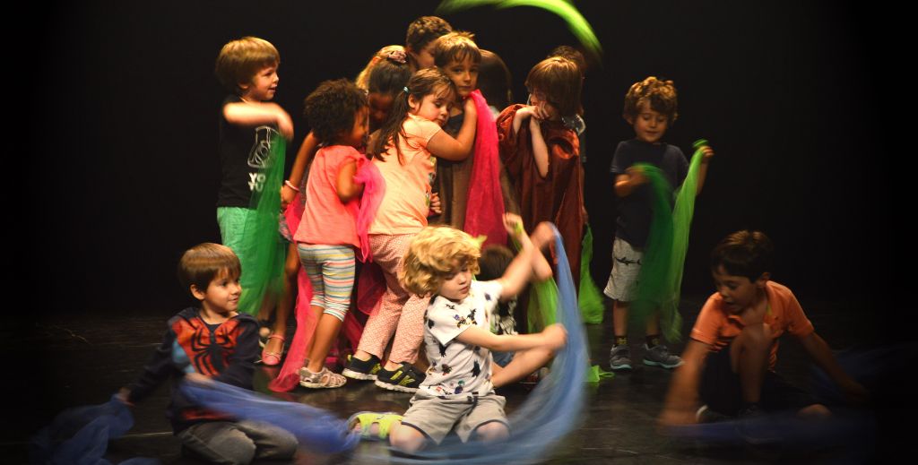 Escuela de Teatro infantil Cuarta Pared 3 Grupo infantil participando en cursos de teatro infantil en la Sala Cuarta Pared de Madrid.
