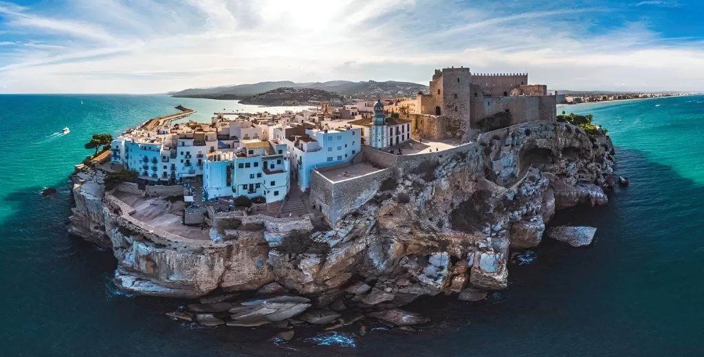 Peñíscola visto desde el aire. Uno de los puntos de España en los que mejor se verá el eclipse total de sol el 12 de agosto de 2026.