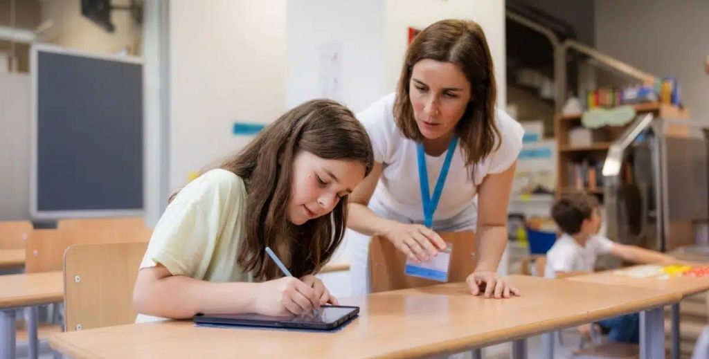 Alumna de Kumon con su ipad aprendiendo con el Método | Mamá tiene un plan