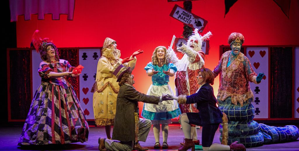 Imagen de escena de Alicia en el País de las Maravillas el musical de la compañía La Maquineta