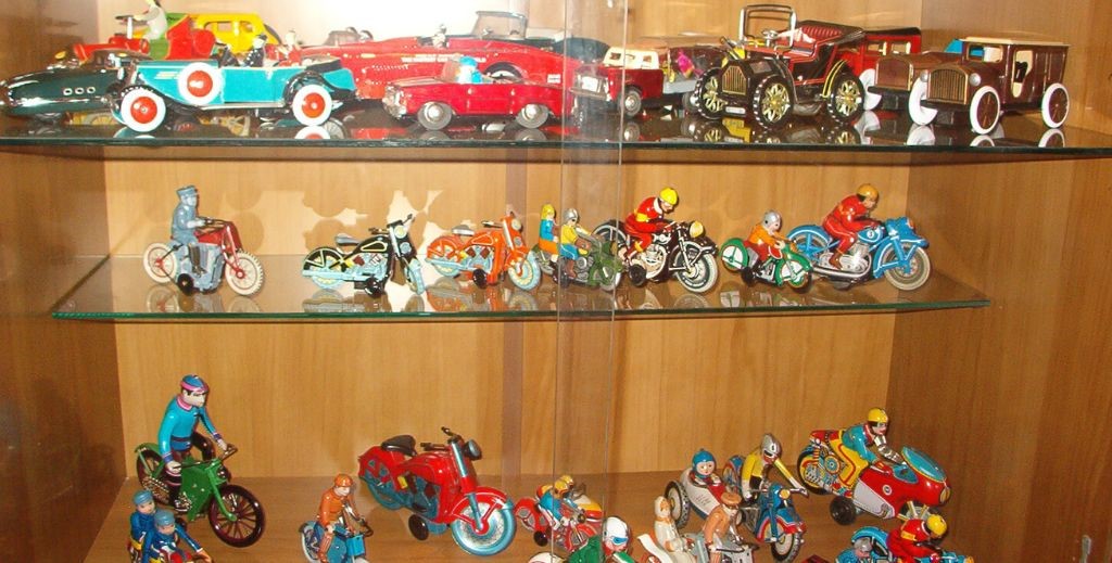 Vehículos de hojalata en el Museo del Juguete de Candeleda.