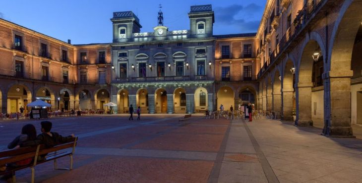 Fachada del Ayuntamiento en la Plaza del Mercado Chico en Ávila