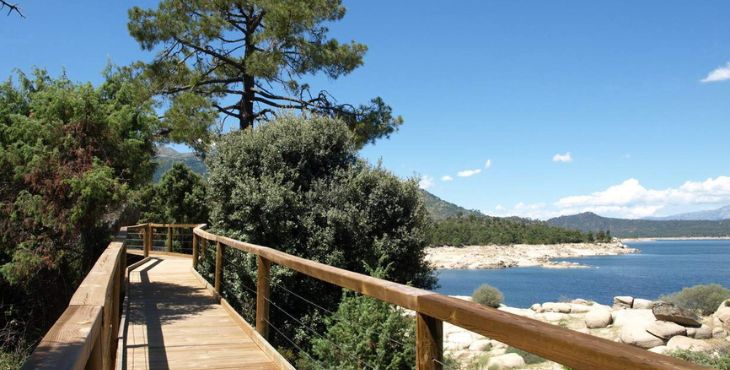 Vista del Valle de Iruelas con el pantano de fondo