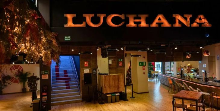 Hall y zona de cafetería de los Teatros Luchana
