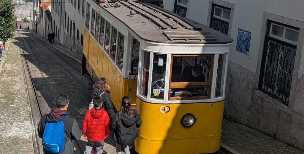 El Elevador de la Gloria de Lisboa comunica el Barrio Alto y el Barrio Bajo.