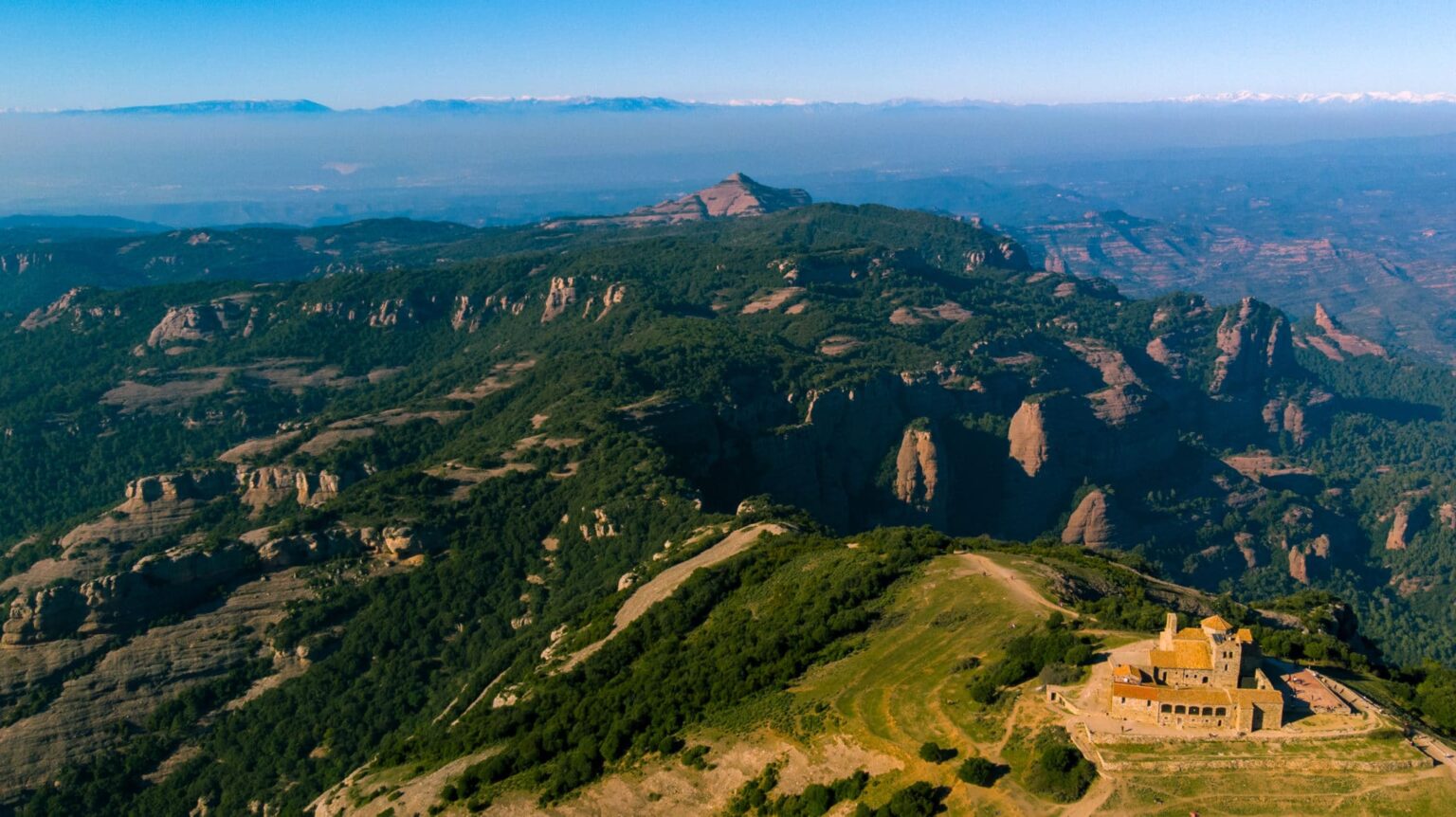 Vista del pico La Mola con el monasterio, en Barcelona - Mamá Tiene un Plan.