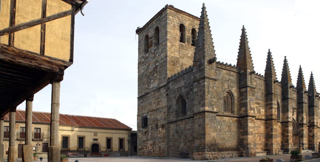 Plaza Mayor y colegiata de Bonilla de la Sierra, Ávila - Mamá Tiene un Plan.