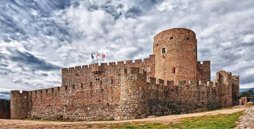 Vista exterior del Castillo de La Adrada, en Ávila. Mamá Tiene un Plan.