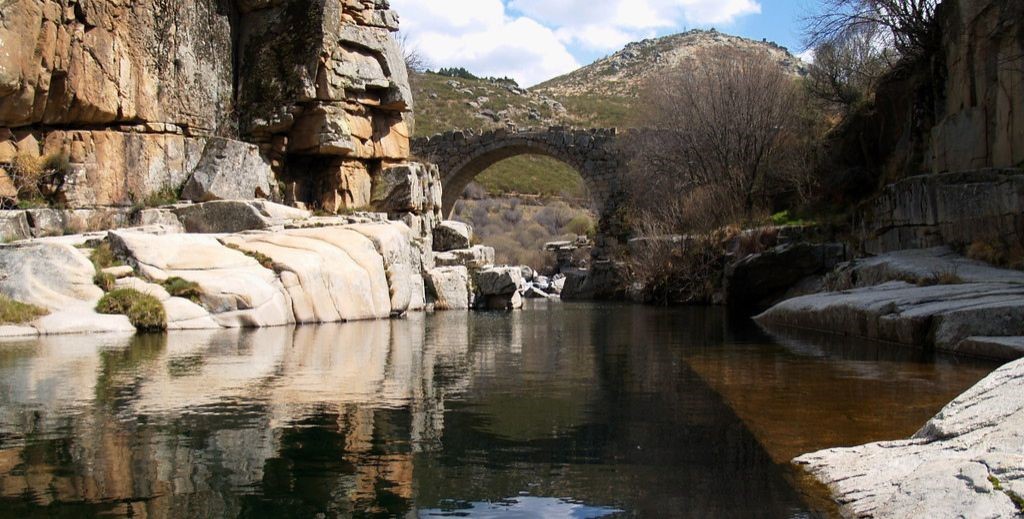 Vista del Pozo de las Paredes, en Navacepeda de Tormes, Ávila, con el puente medieval al fondo/ Mamá Tiene un Plan.