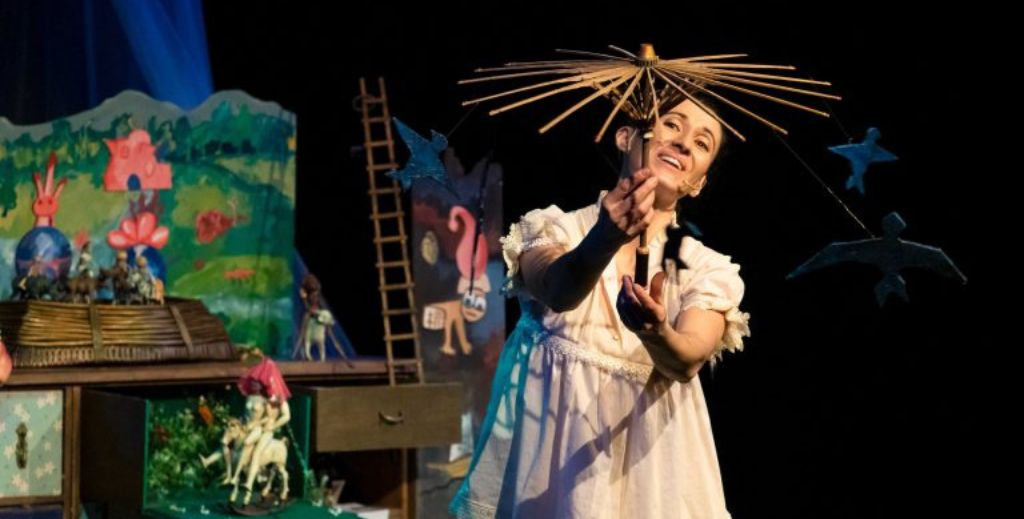 Imagen de escena de Delicias de un sueño de ÑAS TEATRO, una de las compañías que participa en el Festival CHUPETES 2026 de teatro para bebés de Sala Tarambana.