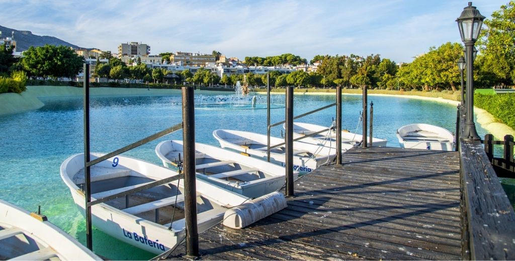 Alquiler de barcas en el lago del Parque de la Batería en Torremolinos, Málaga - Mamá Tiene un Plan.