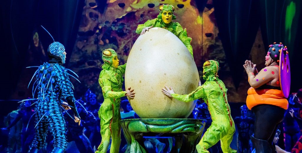 Escena de OVO de Cirque du Soleil - Mamá Tiene un Plan.