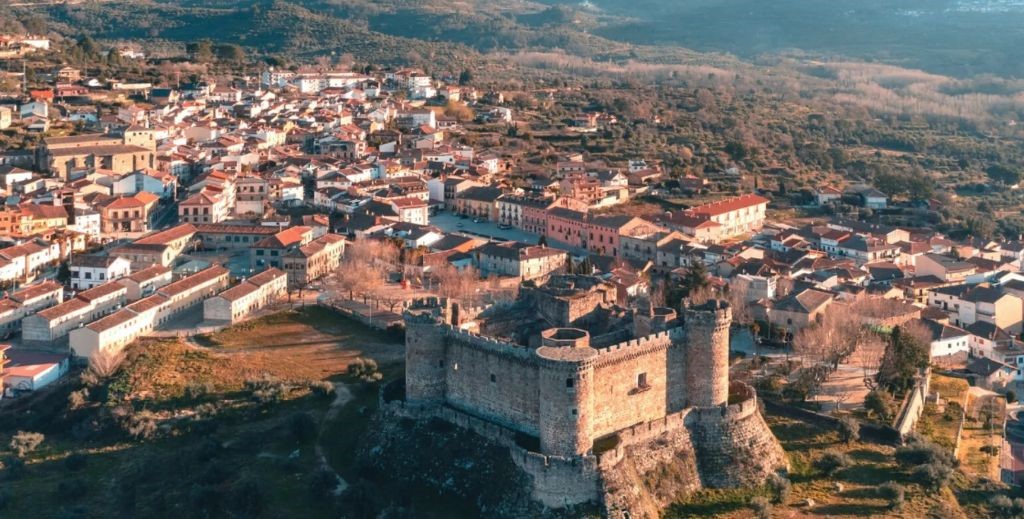 Vista aérea de Mombeltrán, Ávila - Mamá Tiene un Plan.