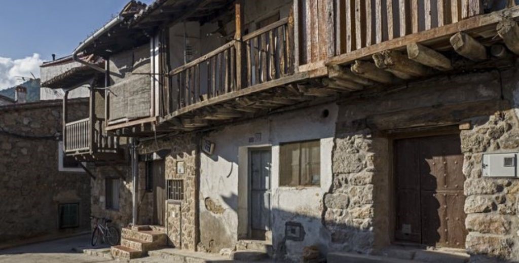 Calles y construcciones típicas del municipio de Piedralaves en Ávila - Mamá Tiene un Plan.