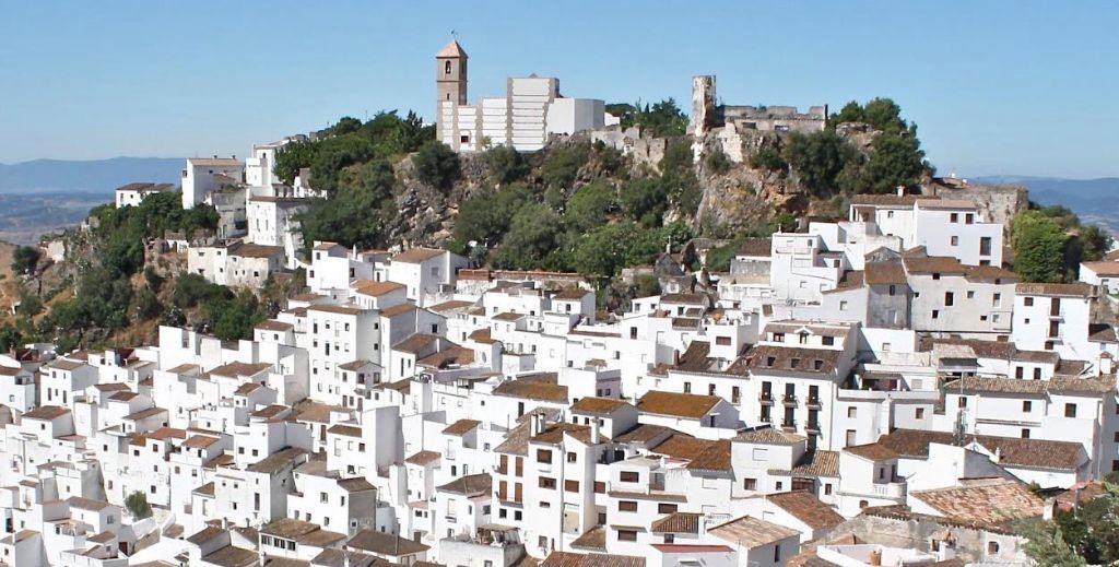 Vista panorámica de Casares, en Málaga - Mamá Tiene un Plan.