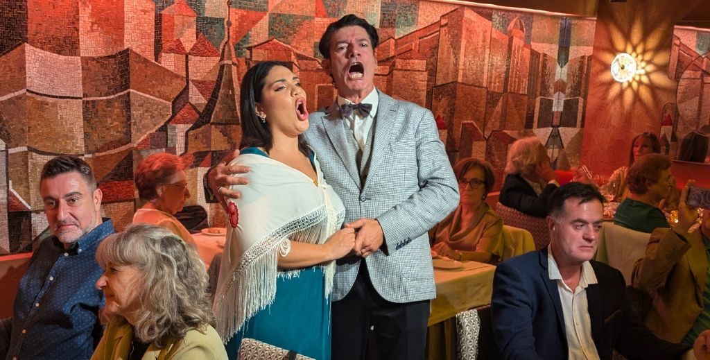 Una Cena Cantada en El Café de la Ópera de Madrid - Mamá Tiene un Plan.