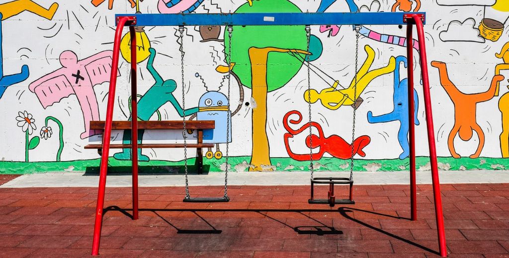 Imagen de un patio para ilustrar un articulo sobre las fechas clave del calendario escolar de Madrid 2025 - 2026