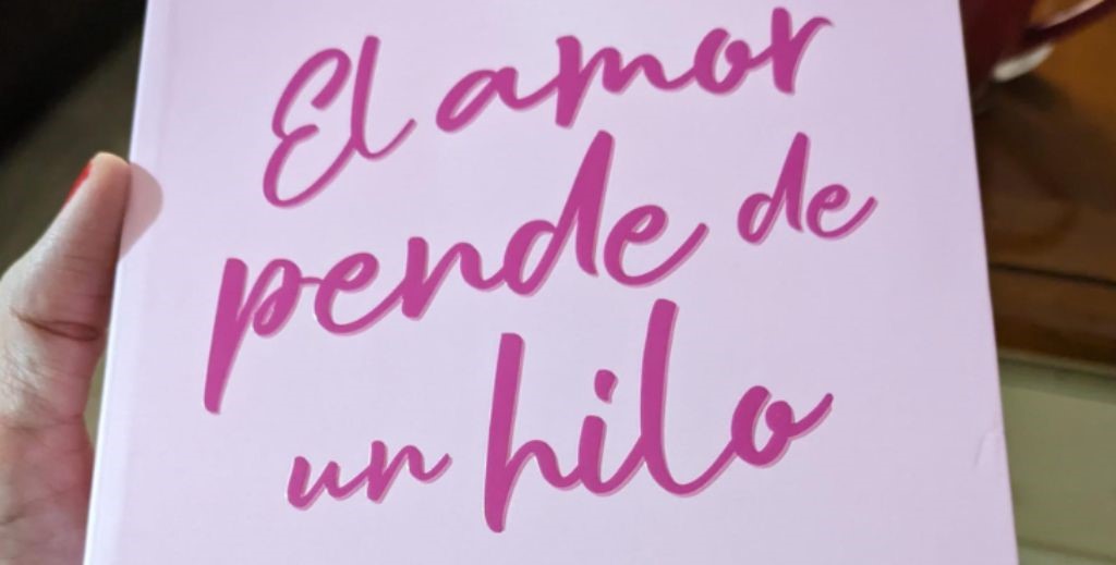 Portada de la novela romántica 'El amor pende de un hilo' - Mamá Tiene un Plan.