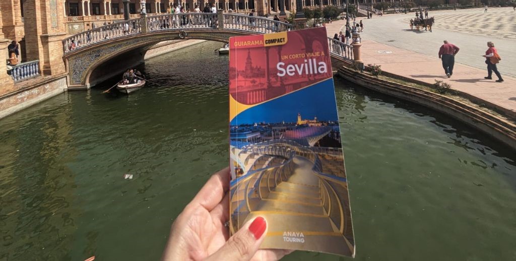 Portada de la guía de Anaya Touring 'Un corto viaje a Sevilla' - Mamá Tiene un Plan.