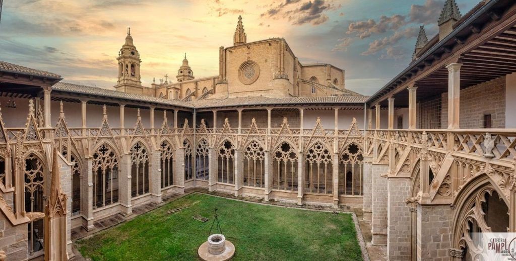 Claustro de la catedral de Pamplona - Mamá Tiene un Plan.