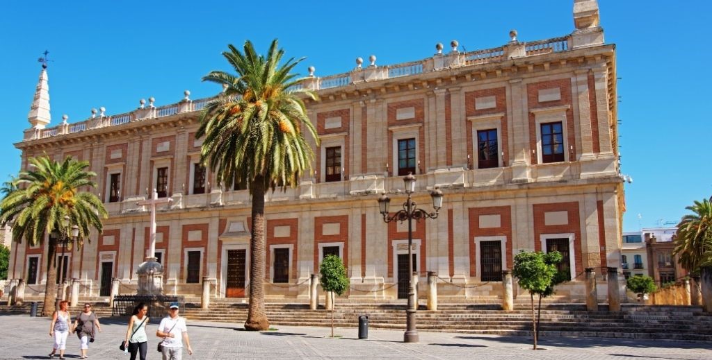 Edificio que alberga el Archivo General de Indias de Sevilla - Mamá Tiene un Plan.