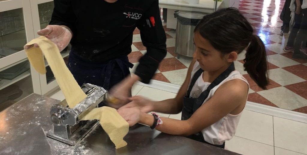 Niños haciendo un taller de pasta en Valencia Club Cocina - Mamá Tiene un Plan.