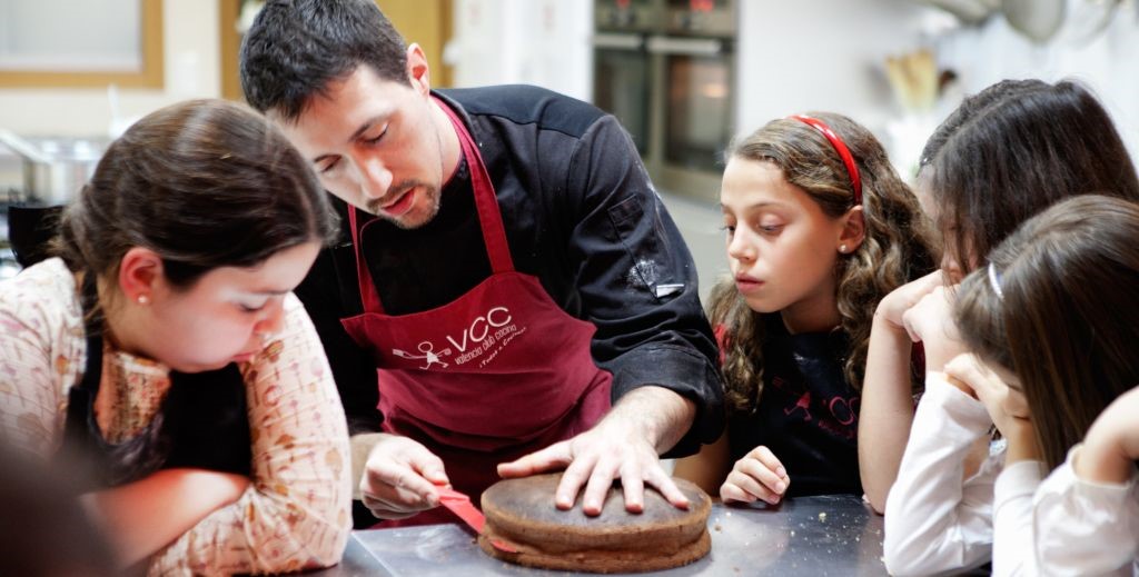 Imagen de un curso de cocina para niños en Valencia Club Cocina - Mamá Tiene un Plan.