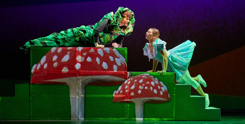 Imagen de escena de Alicia en el País de las Maravillas de la compañía La Bicicleta en el Teatro Sanpol.