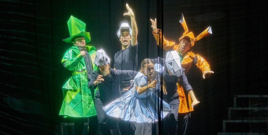 Imagen de escena de Alicia en el País de las Maravillas de la compañía La Bicicleta en el Teatro Sanpol.