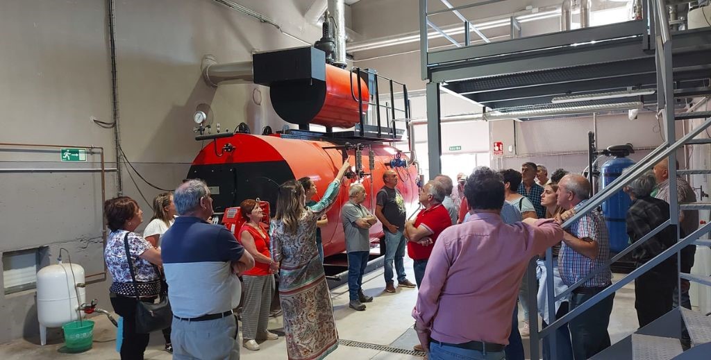Visita guiada a la destilería Aromáticas Cynos, en Cilleruelo de Arriba, Burgos, durante la cosecha de la lavanda - Mamá Tiene un Plan.