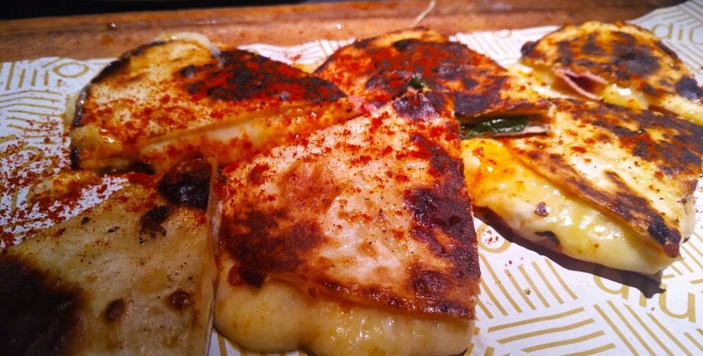 Diurno, un lugar precioso, íntimo y elegante, para comer y cenar de diez en el centro de Madrid 3 Quesadilla de Diurno Chueca, Madrid - Mamá Tiene un Plan.