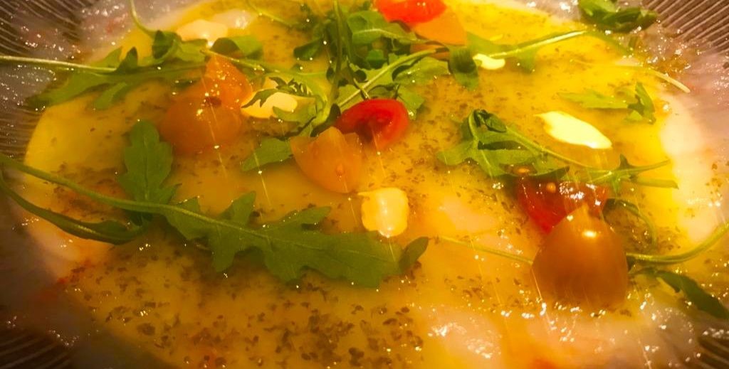 Diurno, un lugar precioso, íntimo y elegante, para comer y cenar de diez en el centro de Madrid 2 Tiradito de gambón rojo, en Diurno Chueca, Madrid - Mamá Tiene un Plan.