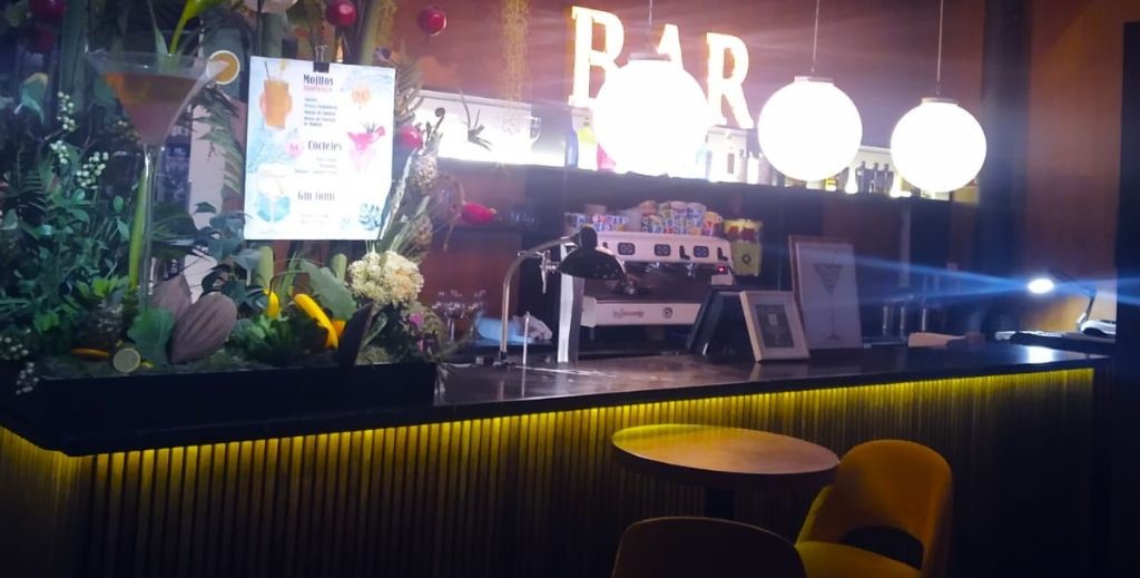 Diurno, un lugar precioso, íntimo y elegante, para comer y cenar de diez en el centro de Madrid 8 Barra de Diurno Chueca, Madrid - Mamá Tiene un Plan.