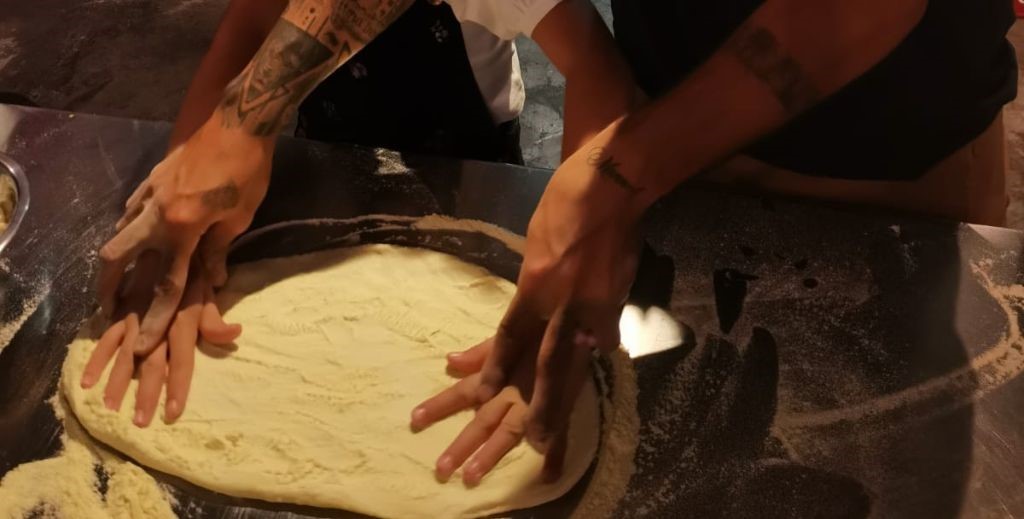 comer pizza con ninos mamatieneunplan 10 bizzo canalla