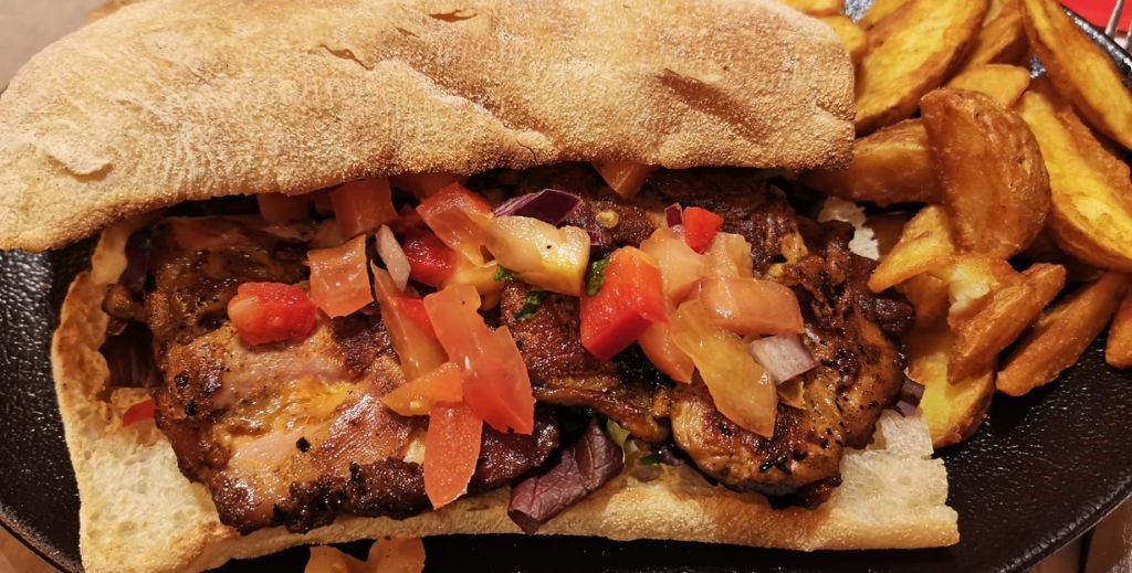 Hemos probado unos sándwiches de pastrami, txangurro y pollo picante y ¡nos han encantado! 1 comer sandwiches con ninos vips mamatieneunplan 01 sandwiches txangurro pastrami pollo picante vips