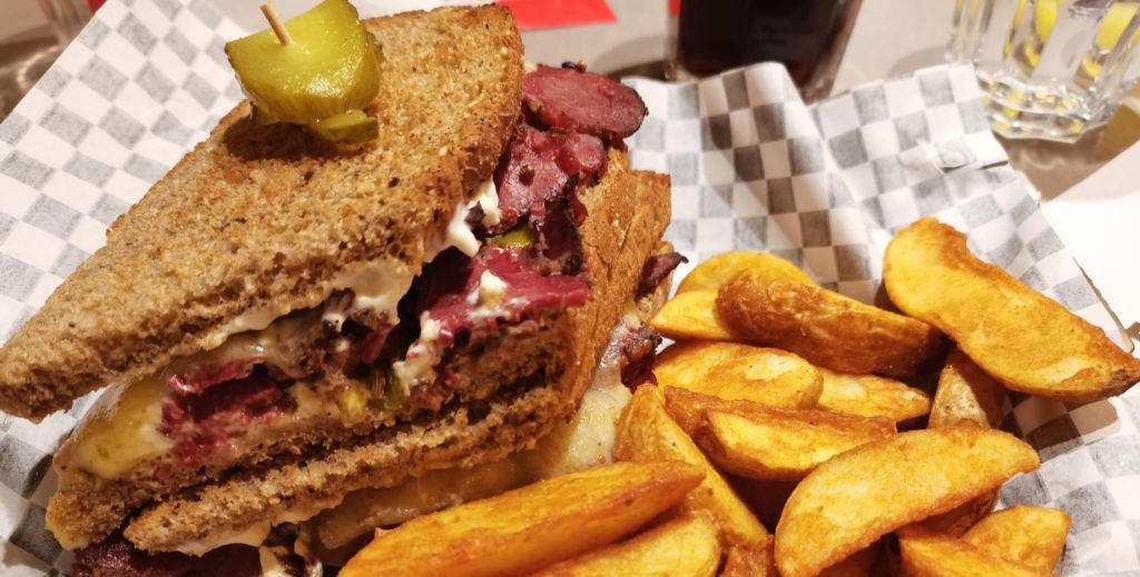 Hemos probado unos sándwiches de pastrami, txangurro y pollo picante y ¡nos han encantado! 2 comer sandwiches con ninos vips mamatieneunplan 04 sandwiches txangurro pastrami pollo picante vips