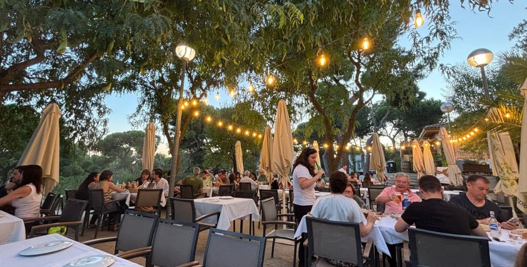 Terraza del restaurante El Mirador del Narcea, al caer la tarde - Mamá Tiene un Plan.