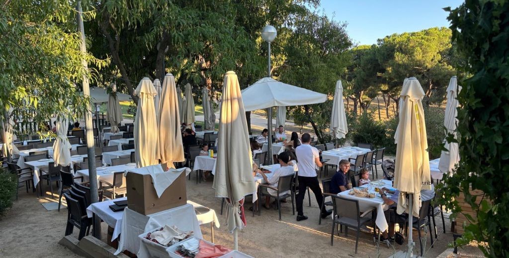 La terraza del restaurante El Mirador del Narcea regala unas preciosas vistas a un mar de pinos en La Dehesa de la Villa - Mamá Tiene un Plan.