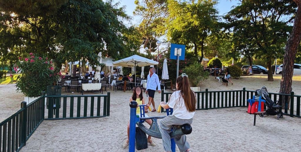 Parque infantil junto al restaurante El Mirador del Narcea - Mamá Tiene un Plan.