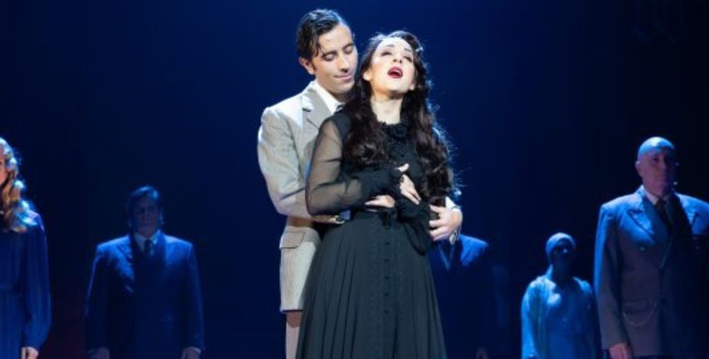 Escena de El tiempo entre costuras, el musical - Mamá Tiene un Plan.