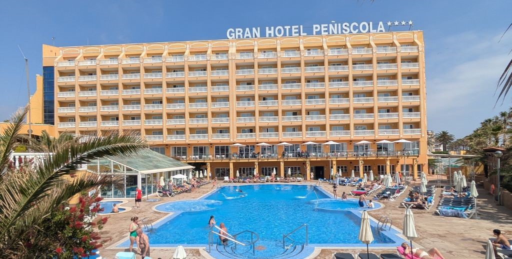 Gran Hotel Peñíscola desde su entrada principal - Mamá Tiene un Plan.