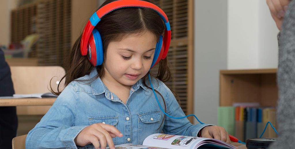 Niña estudiando con los cascos del Método Kumon | Mamá tiene un plan